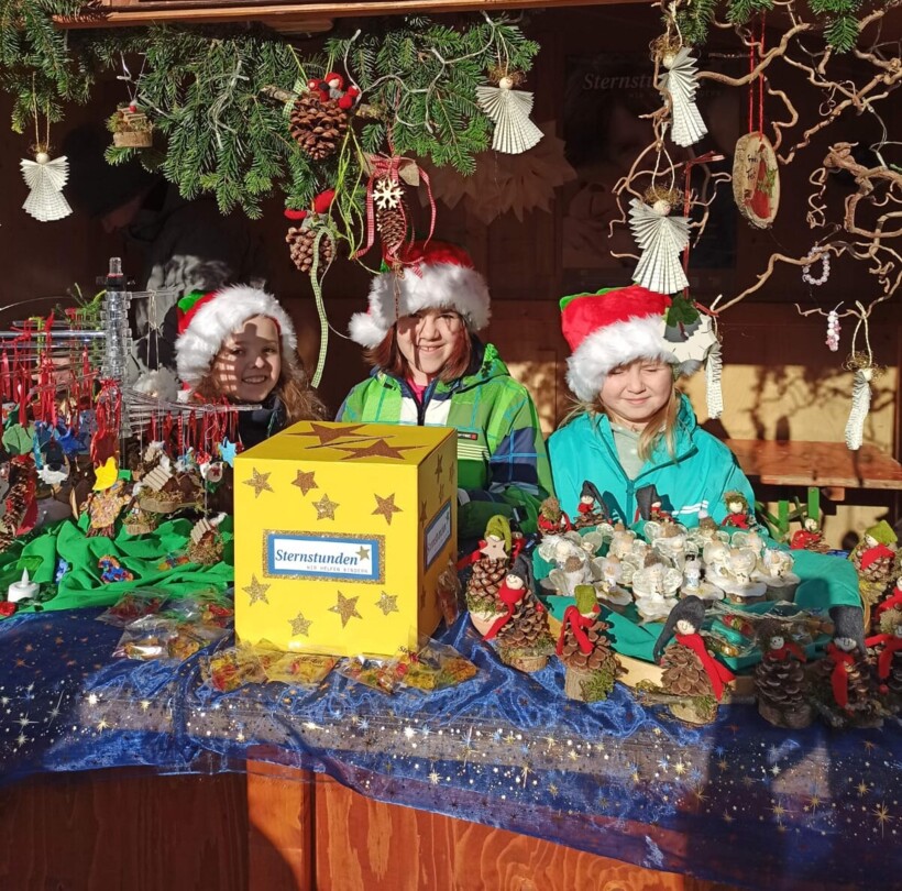 Die drei Weihnachtselfen bei ihrem Stand am Nikolausmarkt