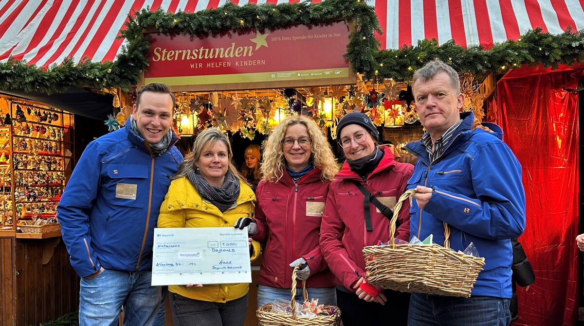 Personalrat der BayernLB überreicht Scheck auf dem Nürnberger Christkindlesmarkt