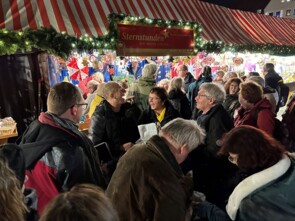 Kabarettist Michl Müller wird umringt von Marktbesuchern