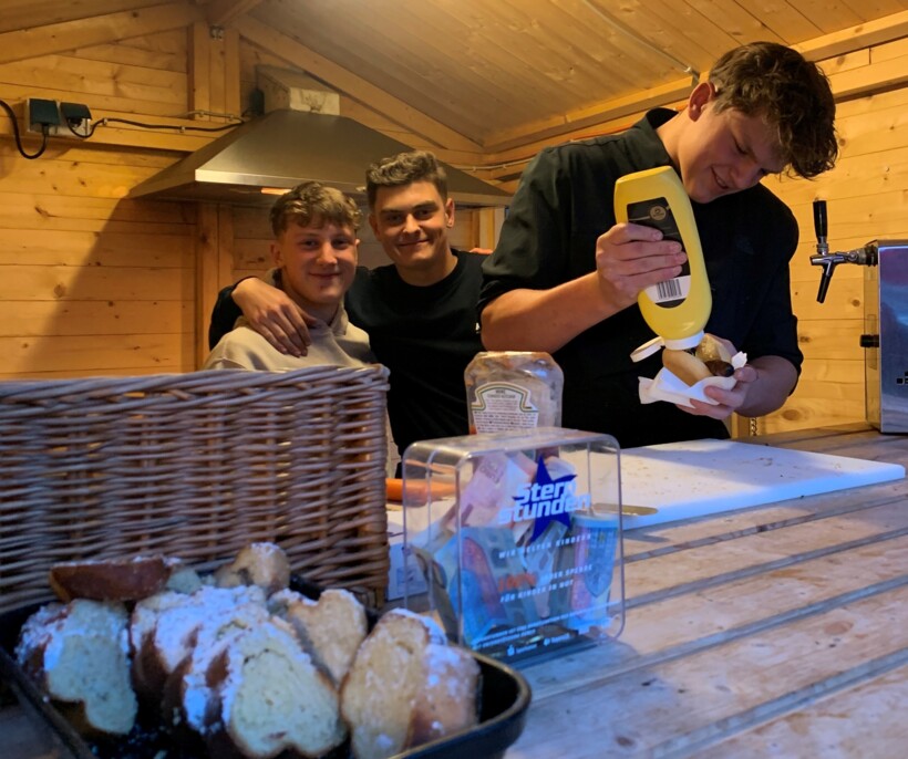 Die Metzgerei Kleber bot verschiedene Bratwurst-Sorten, Glühwein und Kinderpunsch. 