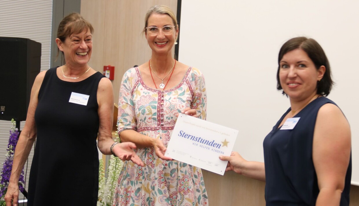 Marianne Lüddeckens überreicht Schild an Frau Sandrock und Frau Karl