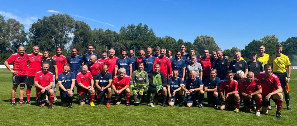 Gruppenfoto mit dem FC Sternstunden in rot und den Mondspritzer in blau