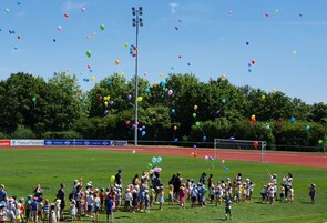  Kindergarten-Kinder ließen vor Spielbeginn bunte Luftballons steigen