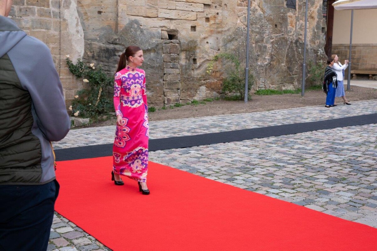 Model geht über den Laufsteg im Innenhofs des Schlosses Thurnau.