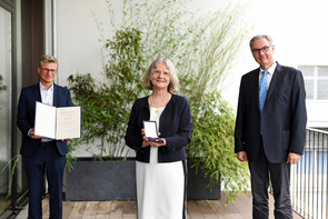 (v.l.n.r.): Wissenschaftsminister Bernd Sibler, Prof. Monika Führer und Prof. Markus Lerch, Ärztlicher Direktor des LMU Klinikums