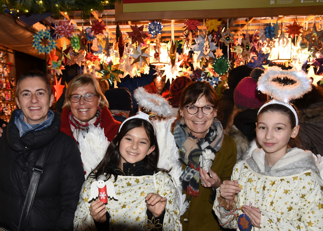 Christkindlesmarkt Nürnberg 2019, v.l.: Tülay Kulaoglu (OGS), Dorothee Everding (Veit-Stoß-Realschule) und Petra Maly, vorne Schülerinnen