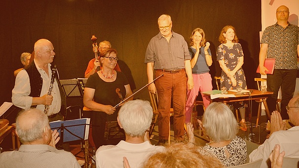 Die Hofmarkmusik und das BR Sprecherteam beim Schlussapplaus im Pfarrsaal Gempfing