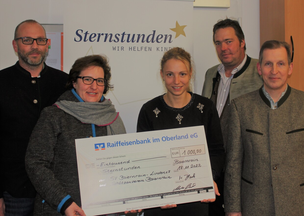 Am 18. November übergaben die Vorstände des Sportvereins Baiernrain-Linden und des Schützenvereins Baiernrain, Thomas Müller, Manuela blank, Josef Schweighart und Martin Böckl (v. l. n. r.) einen Spendenscheck an Anne Kostanda (Sternstunden, mi.).