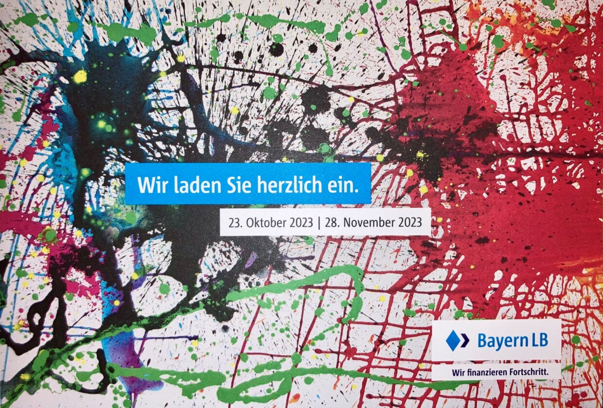 Das Plakat der Ausstellung ist mit bunten Farbspritzern gestaltet. Mittig steht der Schriftzug "Wir laden Sie herzlich ein".