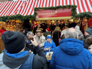 Michaela May umringt von Marktbesuchern