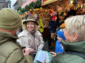 Eine lachende Michaela May beim Schreiben der Autogramme