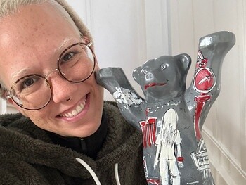 Stefanie Heinzmann mit ihrer Skulptur.