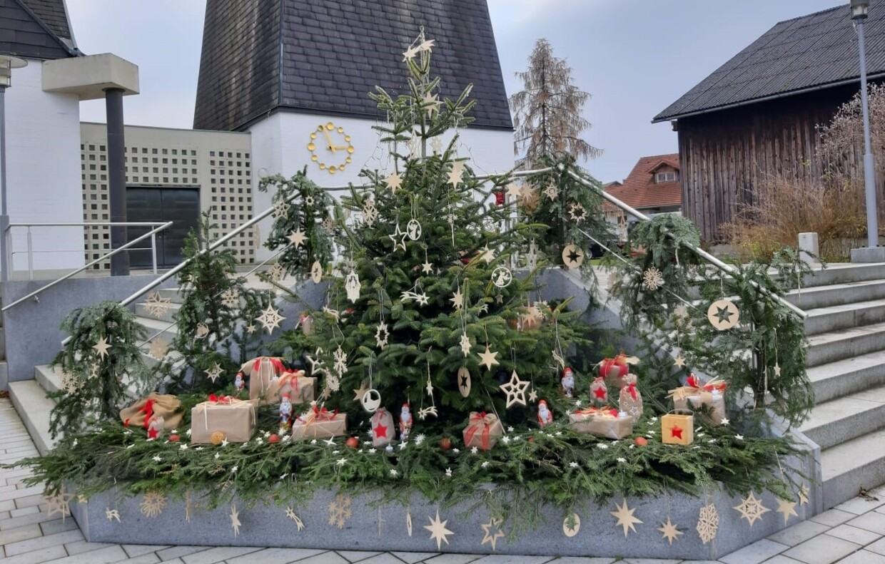 Mit Holzsternen geschmückter Brunnen