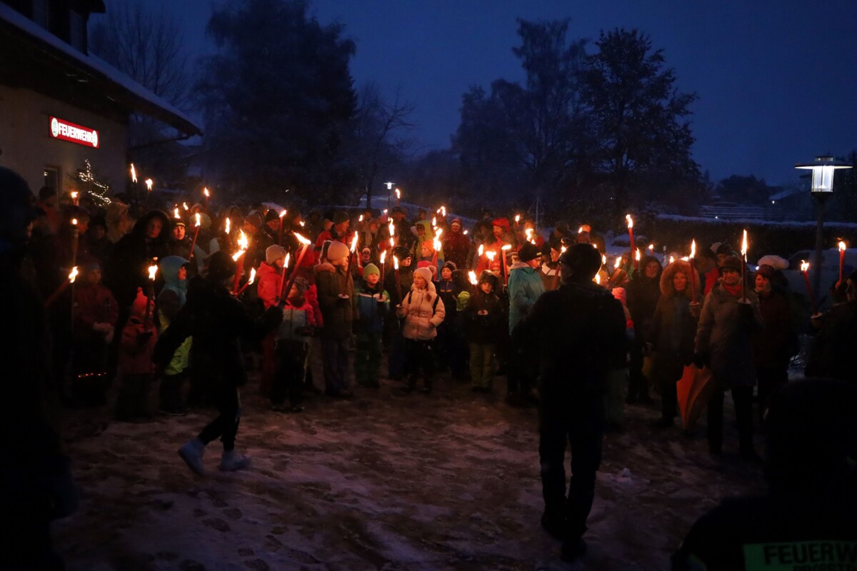 Vor dem Feuerwehrhaus versammelten sich abends viele Besucherinnen und Besucher zur gemeinsamen Fackelwanderung.