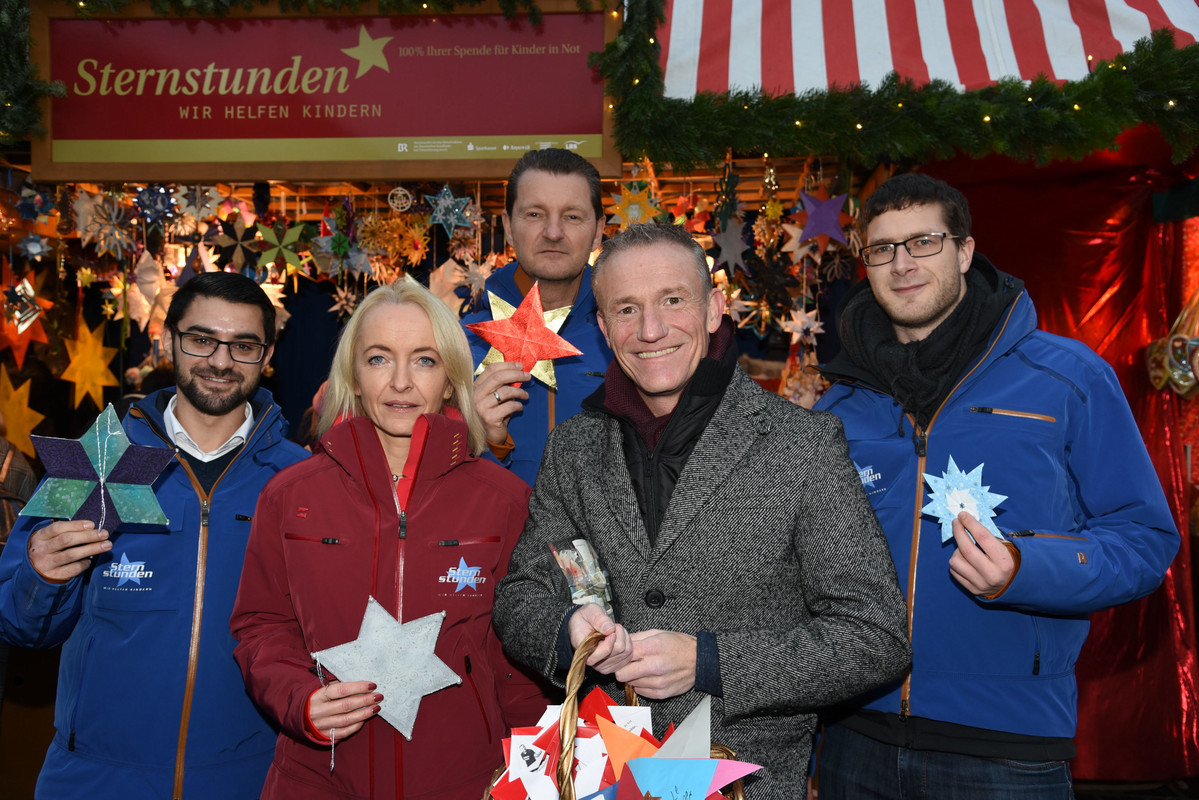 Christkindlesmarkt Nürnberg 2019, Team Versicherungskammer Bayern mit Michl Müller (2.v.r.)