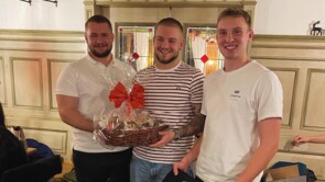 Die Gewinner des Turniers Andreas Langer und Markus Langer mit Organisator Tamino Pollack