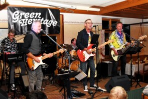 Die Green Heritage Band spielt auf der Bühne rockige Songs.
