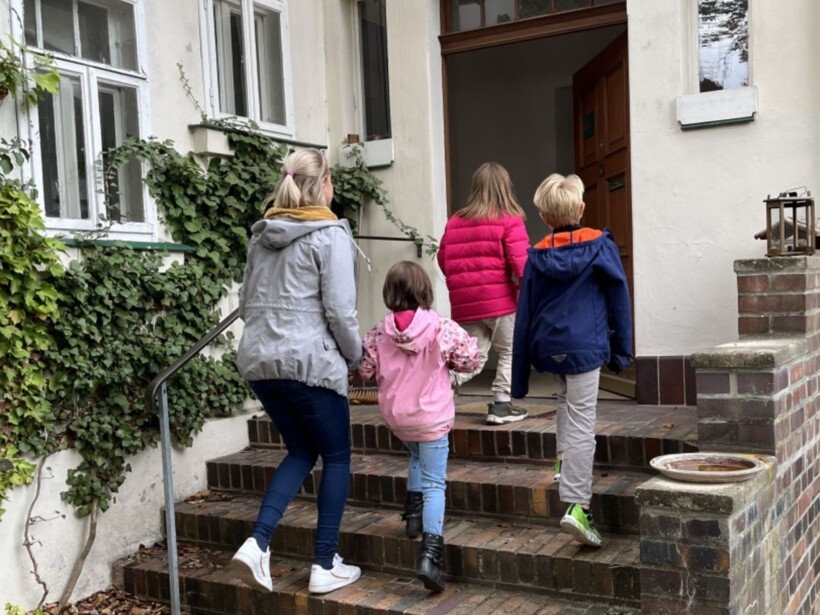 Projekt Mainleus, Kinder an Eingang, 118-2022, 85-2024