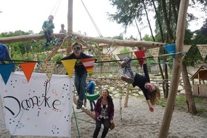 Kinder spielen auf dem neuen Spielplatz der Geschwister-Gummi-Stiftung