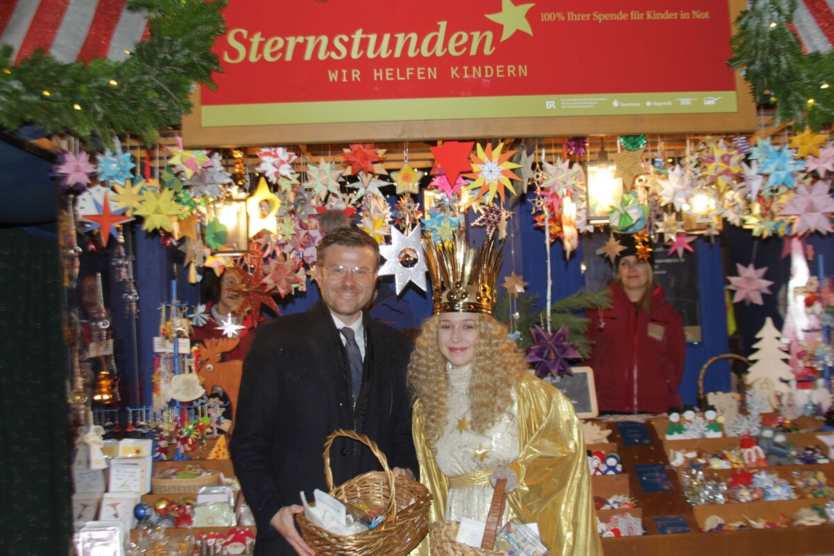 Christkindlesmarkt 2022 5-12-2022 König und Christkind