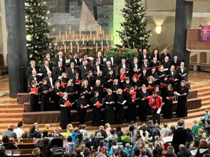 Der Motettenchor auf der Bühne sing Weihnachtslieder für Kinder und Familien.