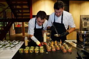 Felix und Robert Tischler beim Zubereiten des "Flying Buffets"