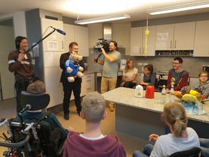 Beim Dreh zum Sternstunden-Adventskalender: das BR-Team mit Sebastian Reich und Nilpferddame Amanda sowie Schüler des Internats