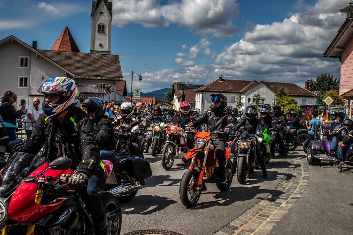 Biker zeigen Herz