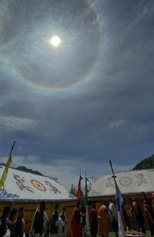 Kreisrunder Regenbogen bei der Zeremonie der Grundsteinlegung