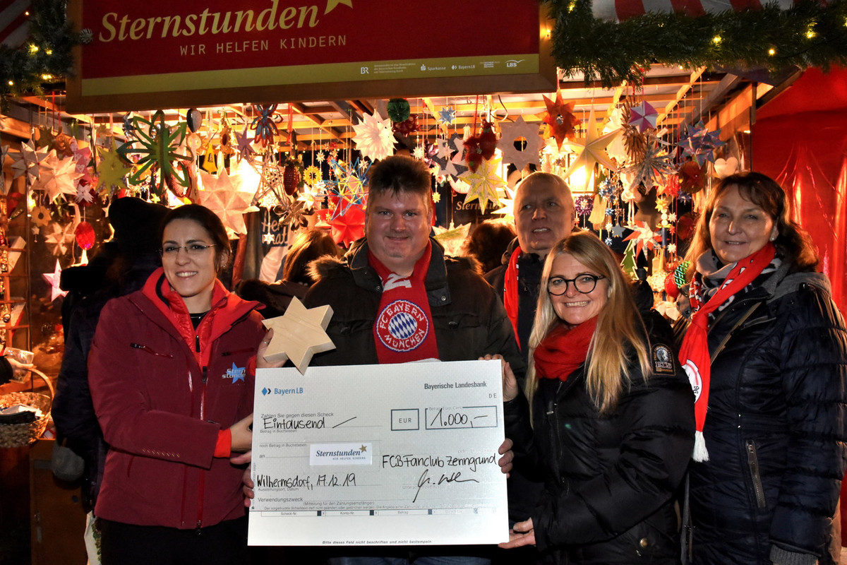 Christkindlesmarkt Nürnberg 2019, FC Bayern Fanclub Zenngrund mit Christiane Stöckert (i.) und Sabine Krombholz (2.v.r.)