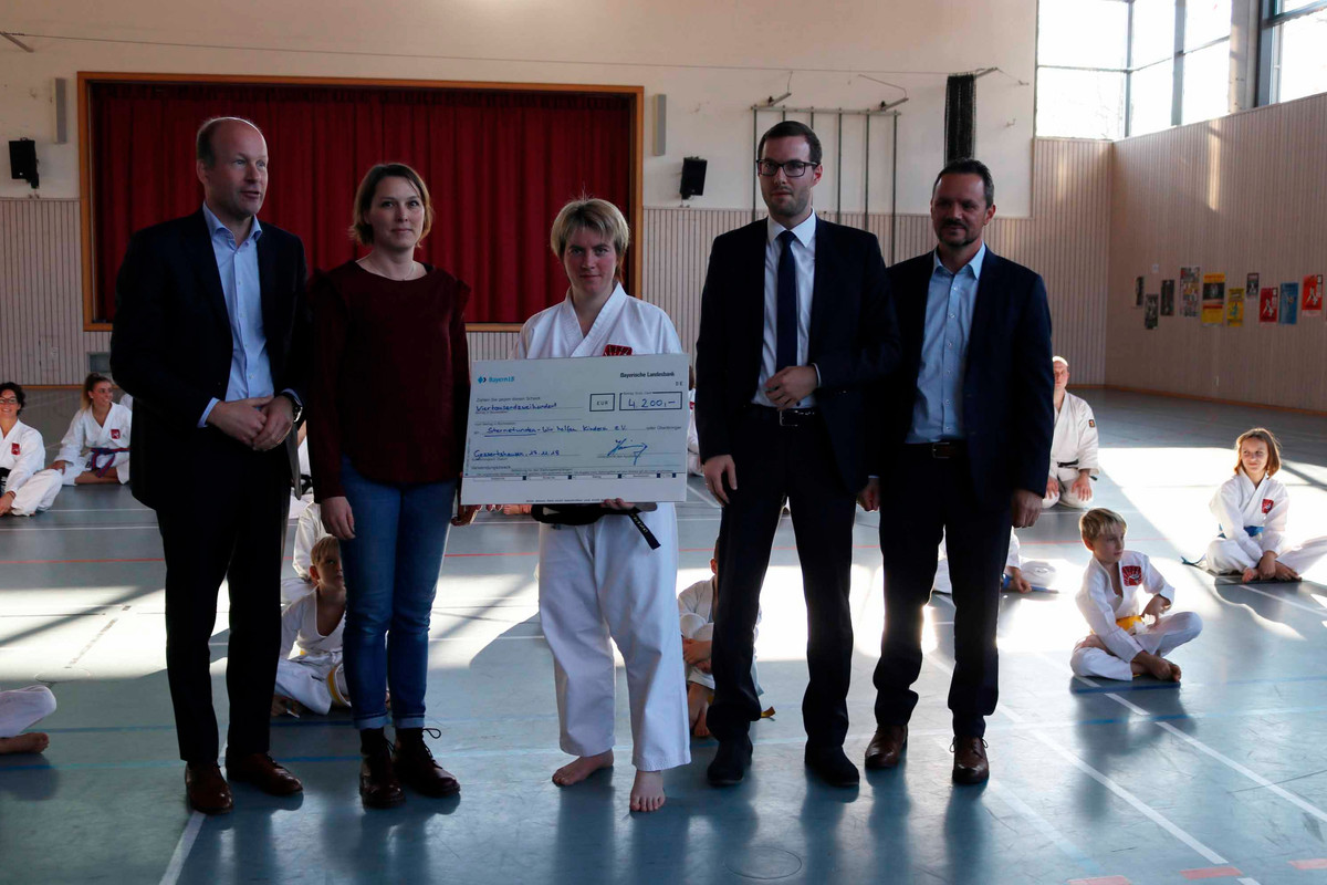 Taekwondo Center Gessertshausen Scheckübergabe 17.11.18, von links: Landrat Martin Sailer, Inka Sommer, Carolin Haering, Sebastian Mangold (Raiffeisenbank Gessertshausen), Bürgermeister Jürgen Mögele