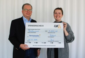 Thorsten Schrieber und Mona Stangl bei der Scheckübergabe der Spende von 5.000 Euro an Sternstunden.