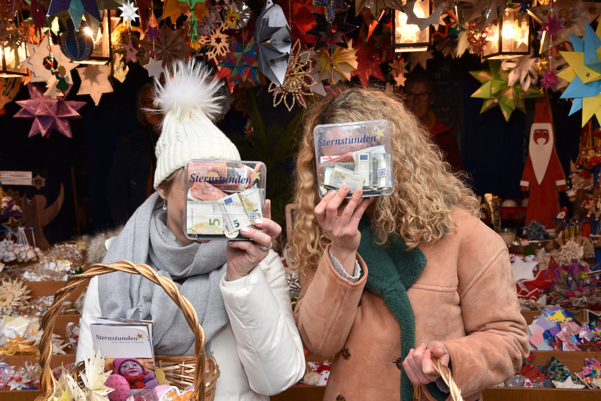 Christkindlesmarkt Nürnberg 2019 Julia Grimpe (l.), Léa Wegmann
