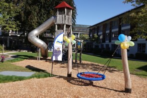 Spielplatz mit Turm, Rutsche und Schaukel