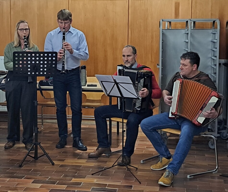 Für weihnachtliche Stimmung im Speisesaal sorgten Müller, Hebauer (beide Klarinette), Lerche und Jahner (beide Akkordeon)