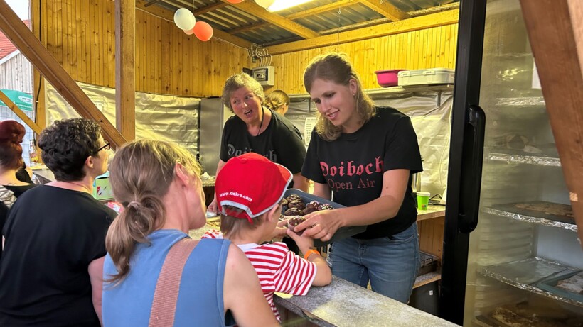 Kaffee und Kuchenverkauf DOA, rechts: Steffi Mirlach