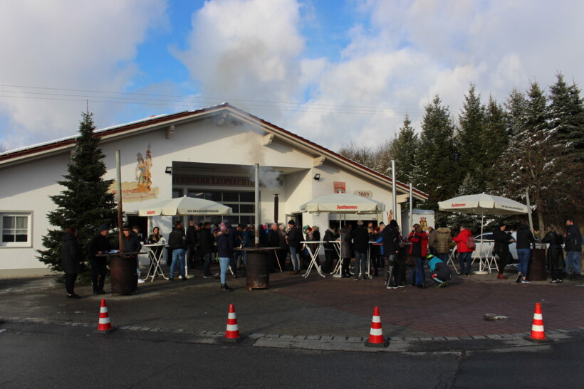 Das Feuerwehrhaus der FFW Leoprechting mit vielen Besuchern und geschmücktem Tannenbaum