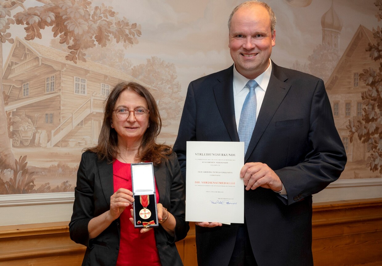 Landrat Christian Göbel überreicht Christina Toteva-Vesselinova die Verdienstmedaille
