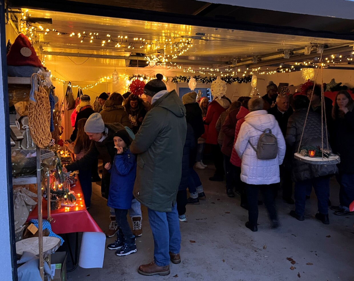 Besucherinnen und Besucher des Christkindlmarktes in der Garage der Familie Frank.
